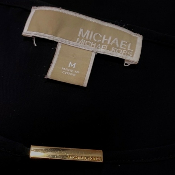 Michael Kors Black Cut Out V Neck w/Gold Bar Top rich black short sleeve size M - Picture 8 of 9